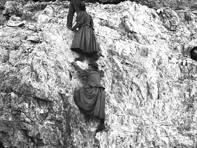 Ilona und Rolanda von Eötvös auf dem Weg zu den Cinque Torri/Ampezzaner Dolomiten, Stereofotografie, 1900