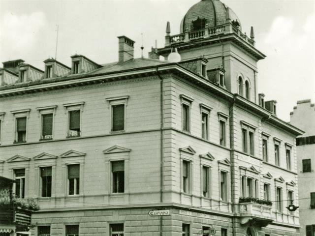 Il municipio di Brunico sui Bastioni superiori, 1955; demolito nel 1966 e sostituito dall'edificio della Banca di Trento e Bolzano