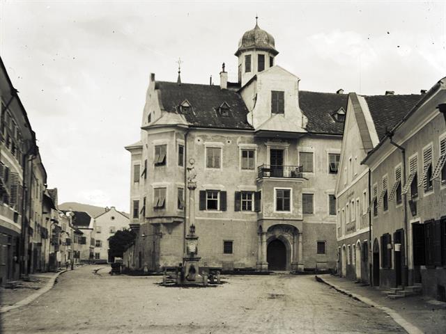 Das Palais Sternbach mit der Mariensäule, um 1910; Fotograf unbekannt