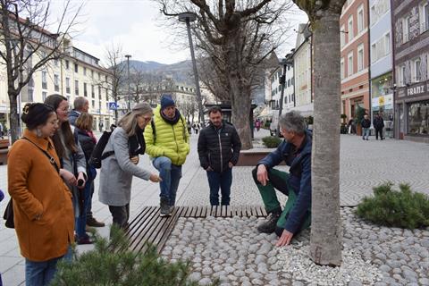 Il gruppo progettuale con il giardiniere comunale Josef Winkler sui Bastioni di Brunico