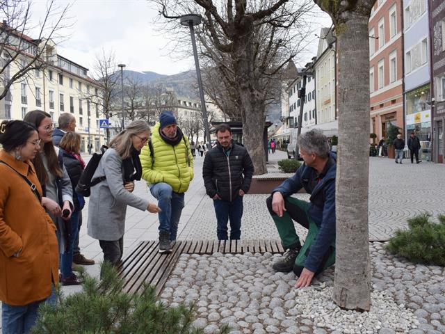 Die Projektpartner mit  Stadtgärtner Josef Winkler am Graben in Bruneck